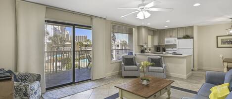 Tv, dvd-spelare, böcker och ett filmbibliotek