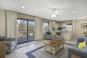 TV, lettore DVD, libri, videoteca