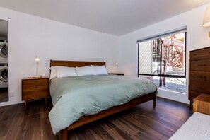 3 bedrooms, memory foam beds, iron/ironing board, free WiFi - Courchevel #9, 2 Bedroom + Loft! Steps to Canyon Lodge, short walk to Canyon Lodge - EV Charger Plug (Mammoth Lakes)