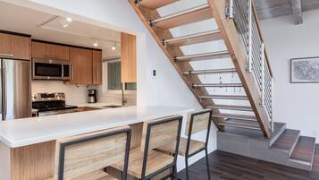 Réfrigérateur, micro-ondes, four, plaque de cuisson