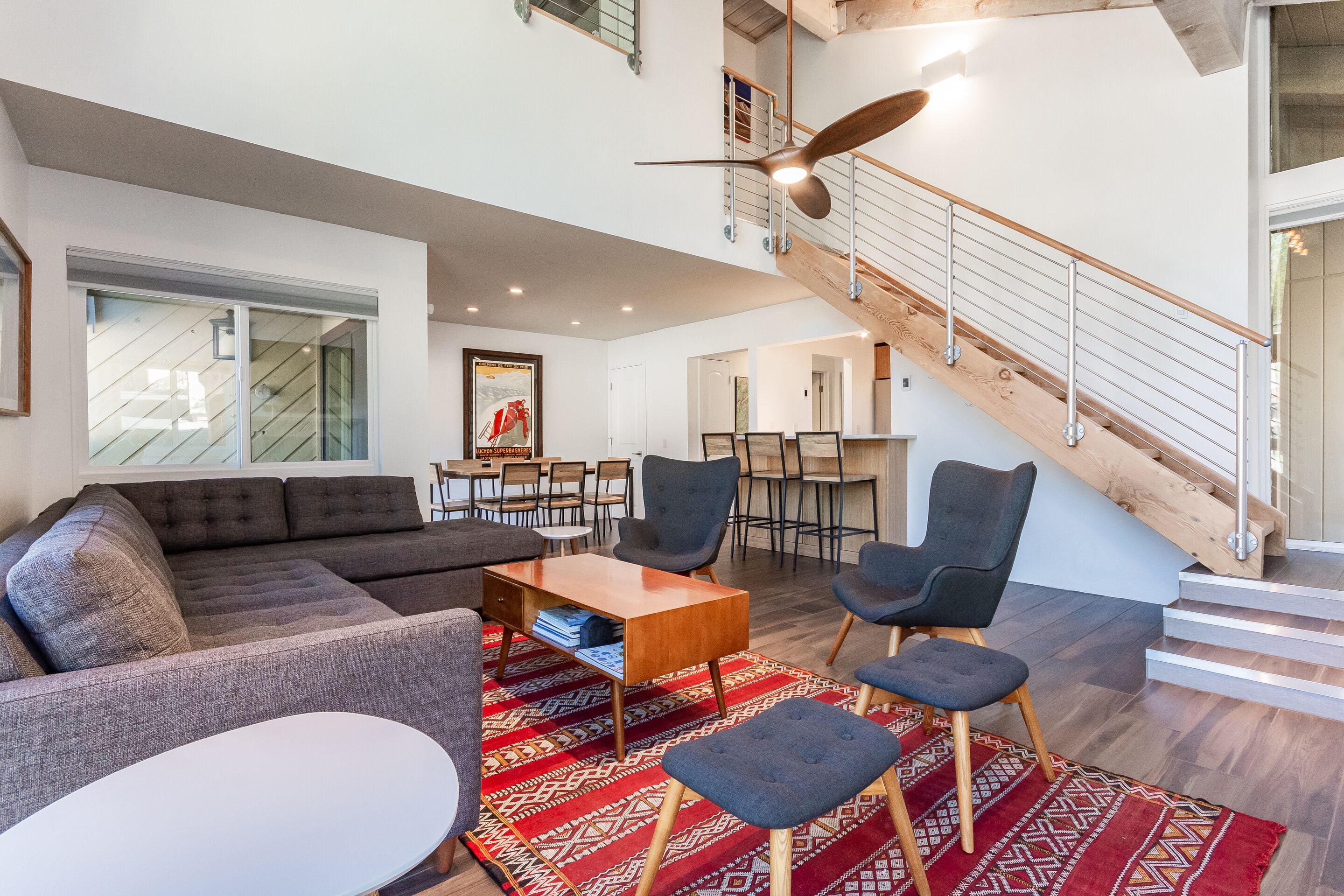 Télévision à écran plat, cheminée, lecteur de DVD, vidéothèque