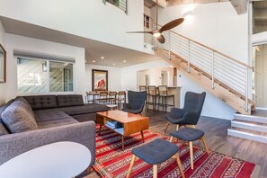 薄型テレビ、暖炉、DVD プレーヤー、ビデオライブラリ