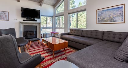 Courchevel #9, 2 Bedroom + Loft! Steps to Canyon Lodge, short walk to Canyon Lodge - EV Charger Plug