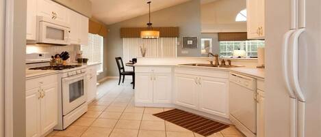 Familienvilla, Whirlpool, zum Garten hin | Gemeinschaftsküche | Kühlschrank, Mikrowelle, Ofen