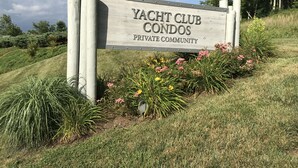 Un cartel para Yacht Club Condos, que indica que es una comunidad privada.