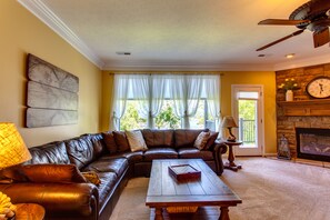 TV connectée, cheminée, livres