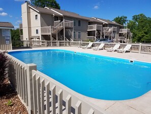 Utomhuspool och uppvärmd pool