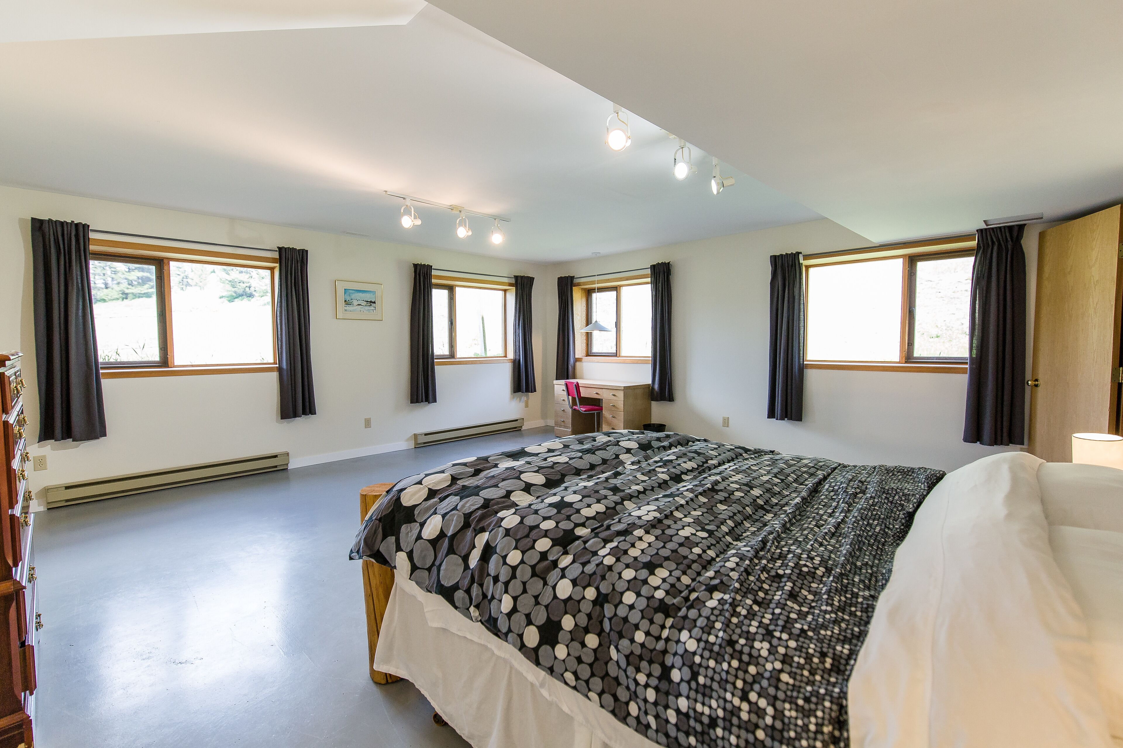 4 bedrooms, desk, iron/ironing board, WiFi (free)