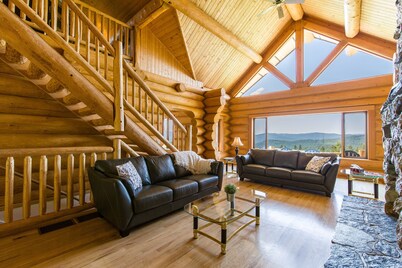Fossen's Guest Lodge - 5000 sq. ft majestic custom log home! Breathtaking view!