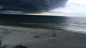 Una playa con cielo tormentoso.