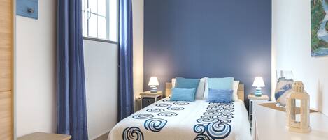 2 chambres, fer et planche à repasser, lit de bébé portatif