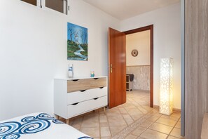 2 bedrooms, iron/ironing board, travel cot, free WiFi