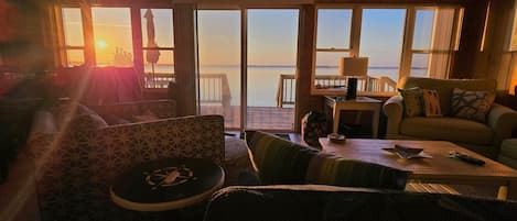 Smart TV, DVD player, livros, videoteca