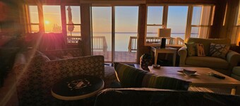 Waterfront Cottage on Chesapeake Bay w Private Beach-
BOOK YOUR SUMMER '26 WEEK!