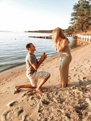 På stranden, solstolar och strandhanddukar