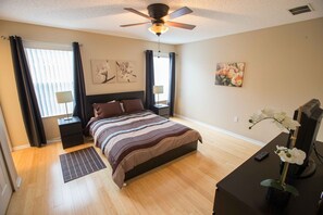 4 bedrooms, desk, iron/ironing board, travel crib - Special rates available in Sep and  Oct of 2026 (Kissimmee)