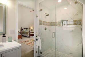 Combined shower/bathtub, hair dryer, towels, soap