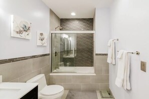 シャワー付き浴槽、ジェットバス、ヘアドライヤー、タオル