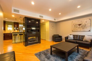 スマートテレビ、暖炉、テレビゲーム、テーブルサッカー台