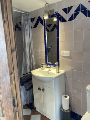 Combined shower/bathtub, hair dryer, bidet, towels