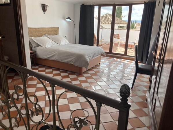 3 Schlafzimmer, Schreibtisch, Bügeleisen/Bügelbrett, Reisekinderbett