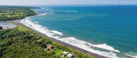 En la playa, camastros y toallas de playa