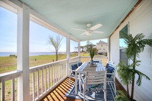 Outdoor dining - A Sandy White Beach Retreat ** NEAR WILLIAMSBURG** (Gloucester)