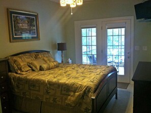 4 bedrooms, iron/ironing board, travel crib, WiFi - Rent 2 nights through April 2025 and get the 3rd night for free. (Anderson)