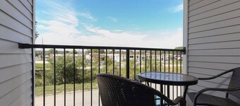 2-Bedroom Townhouse Next to TART Trail & Close to Downtown TC!