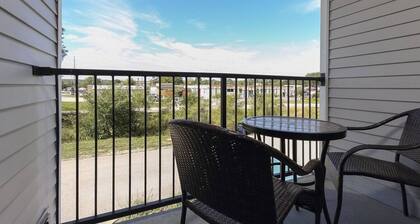 2-Bedroom Townhouse Next to TART Trail & Close to Downtown TC!