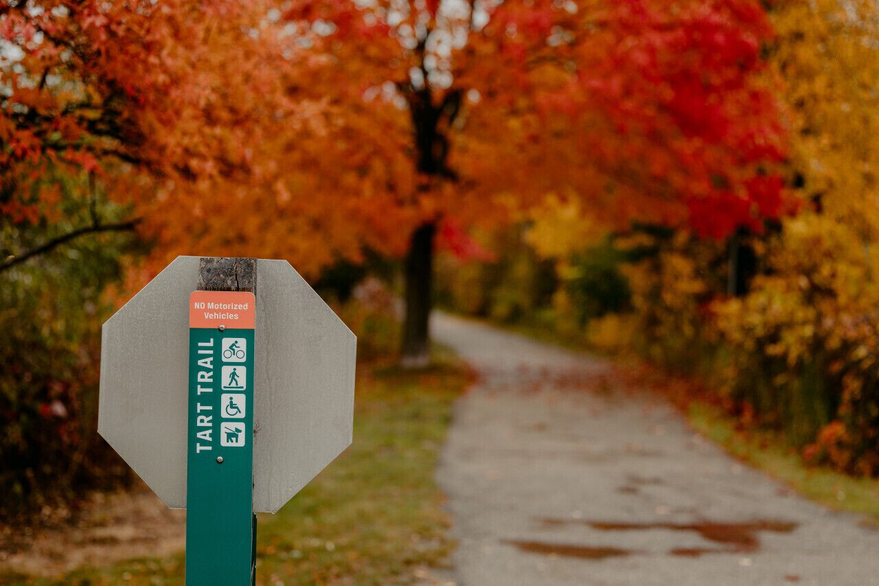 Letrero de un SENDERO TART con símbolos que indican la prohibición de vehículos motorizados y un camino para bicicletas.