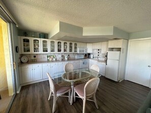 Fridge, microwave, oven, stovetop - 1 Bed Direct Beach Access, Close to J.W. Marriott! (Marco Island)