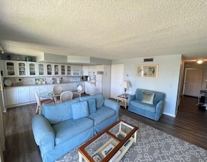 TV - 1 Bed Direct Beach Access, Close to J.W. Marriott! (Marco Island)