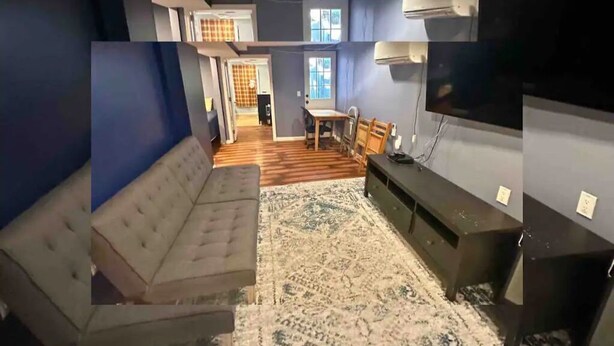 Una stanza con un divano, una TV e un tavolo da pranzo.