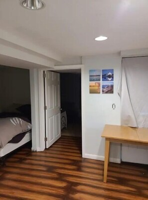 1 bedroom, iron/ironing board, bed sheets - Fun and cozy 1.5BRM Kid & Pet Welcome in CoHi (Washington)