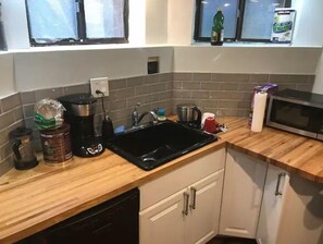Coffee/tea maker, cookware/dishes/utensils - Fun and cozy 1.5BRM Kid & Pet Welcome in CoHi (Washington)