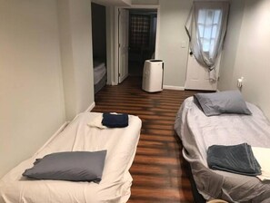 1 habitación, tabla de planchar con plancha y ropa de cama 