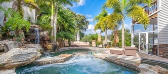 Shangri-La ♛ Private Waterfront Resort Sleeps 30 • 3 Acres •Mega Pool•Game House