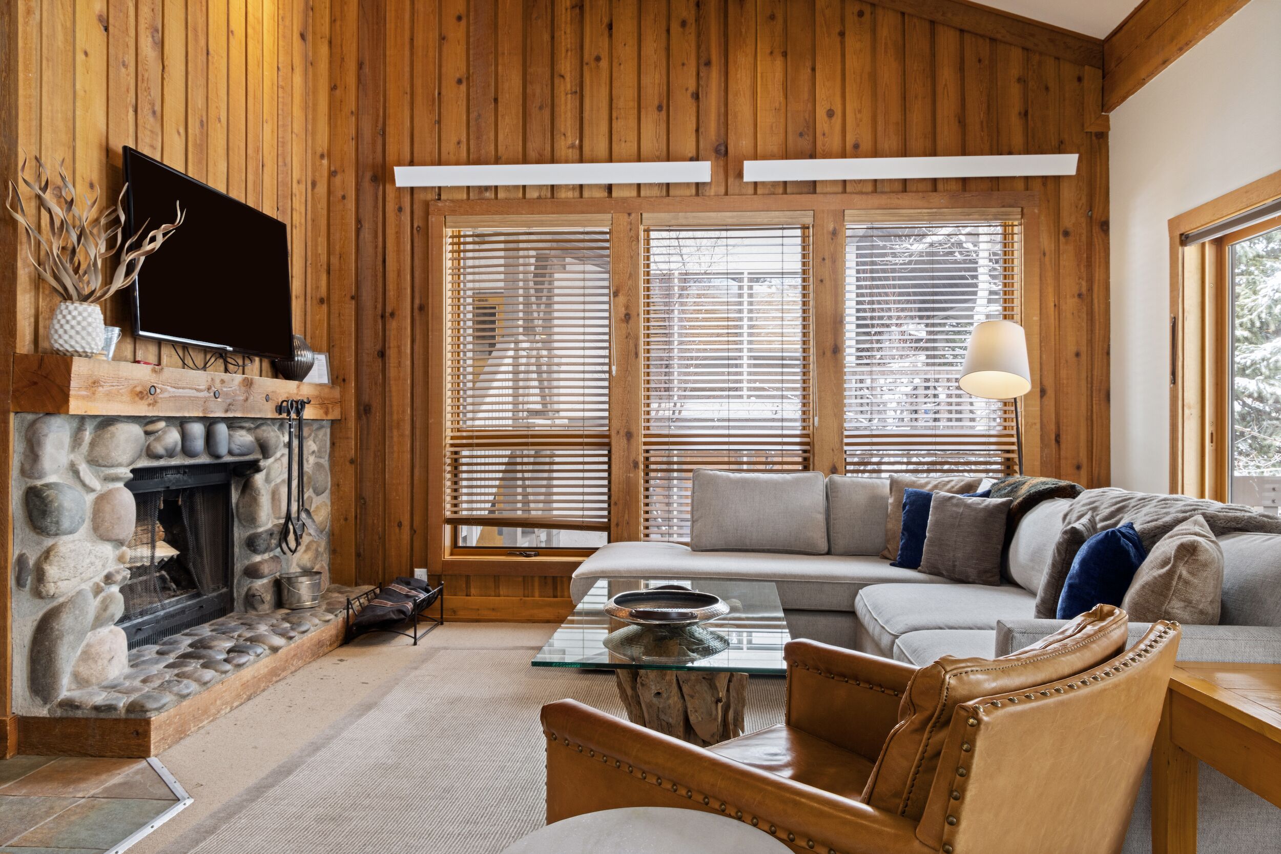 Een smart-tv en een open haard