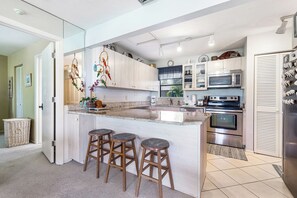 Réfrigérateur, four à micro-ondes, un four, surface de cuisson