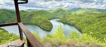 Breathtaking Views of Mountains & Lake - Hot Tub - Fragrance Free