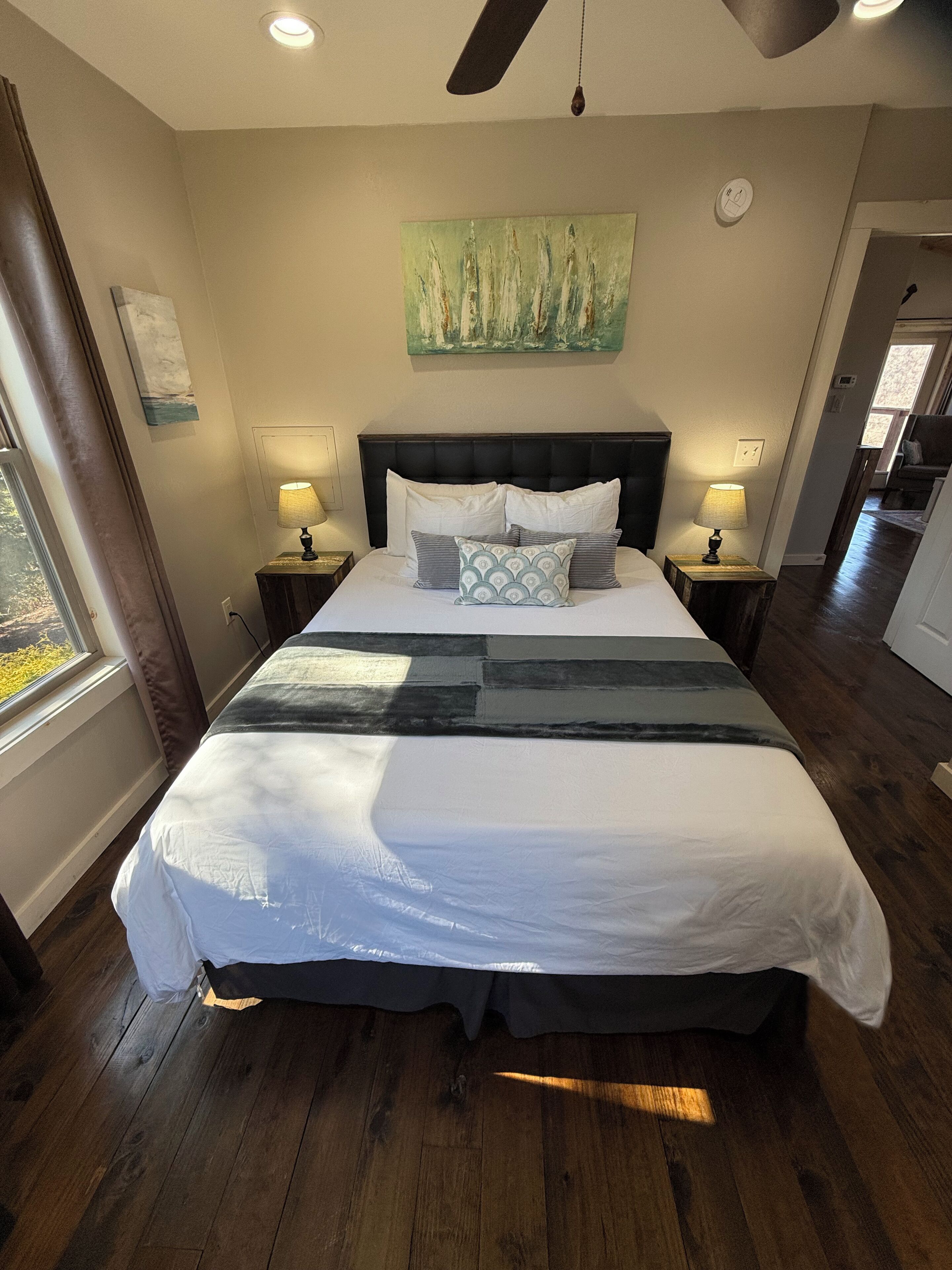 2 quartos, ferros/tábuas de passar roupa, berço de viagem