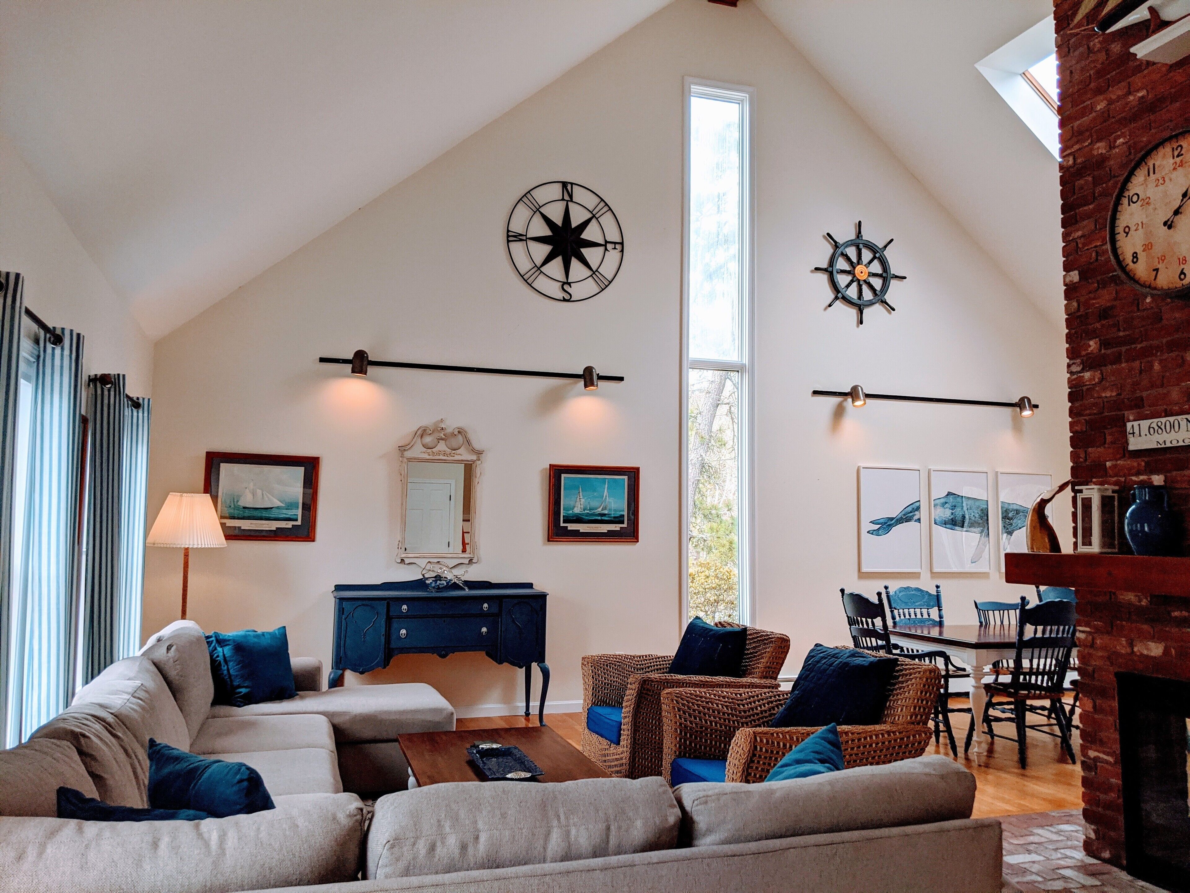 Unique family gathering place ,Bright, Spacious. Linens included