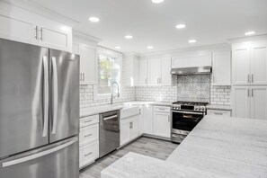 Fridge, microwave, oven, stovetop - 5-bedroom vacation home just 3 minutes drive to Cape Cod Beaches (Chatham)