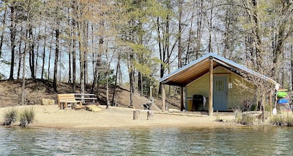 Carpa náutica de lona al lado del lago náufrago