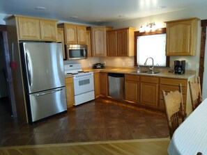 Refrigerador, microondas, horno y parrilla de estufa 