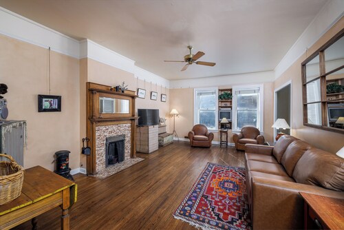 Pet-Friendly Historic Downtown Flat w/ AC - Fisherman's Flat on Main Street!