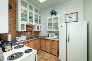 Fridge, microwave, oven, stovetop - Historic Main Street Bozeman, Dog-Friendly 30-Day Flat With AC and Bridger Bowl 20 Minutes Away (Bozeman)