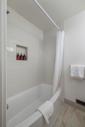 Badewanne, Haartrockner, Handtücher, Shampoo