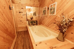 Suihkun ja ammeen yhdistelmä, poreamme, hiustenkuivaaja, pyyhkeet